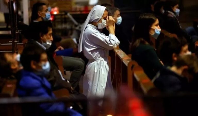 Católicos em França se manifestam pelo direito de ir à missa